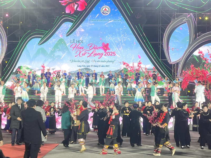 Hàng nghìn người tham dự chương trình khai mạc Lễ hội hoa đào xứ Lạng năm 2025 -0