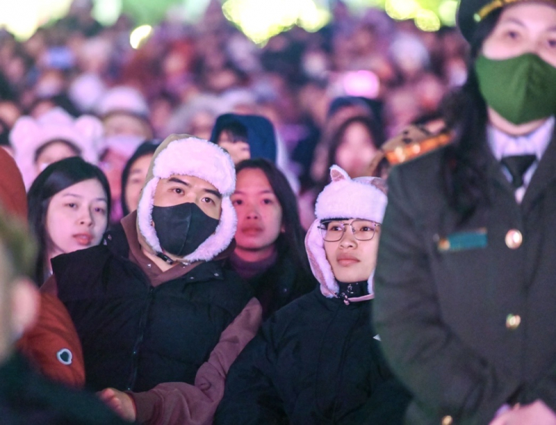 Hàng nghìn người tham dự chương trình khai mạc Lễ hội hoa đào xứ Lạng năm 2025 -0