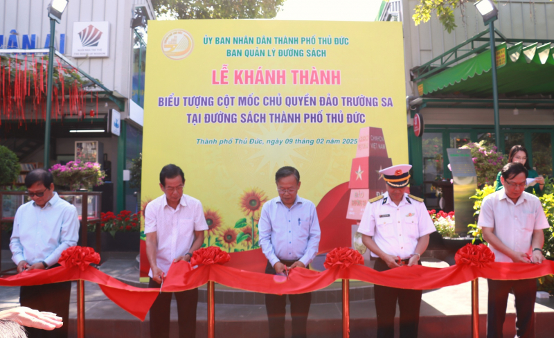 Khánh thành biểu tượng Cột mốc chủ quyền đảo Trường Sa tại Đường sách  -0