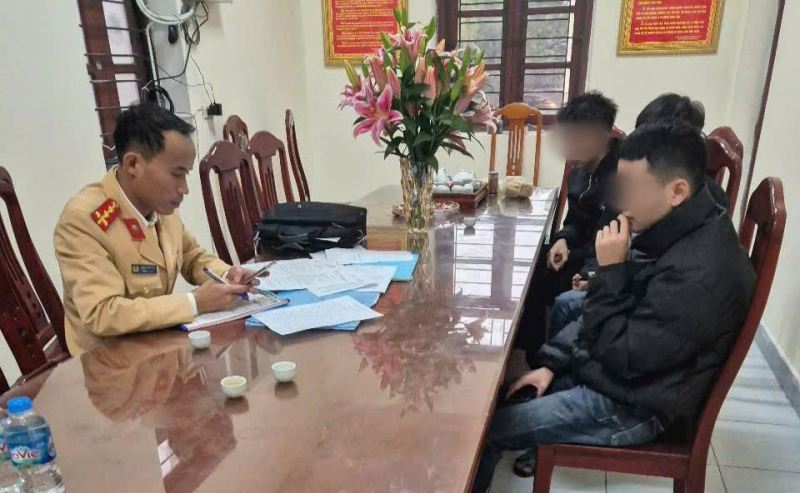 Xử phạt 13 triệu đồng đối với “siêu sao” lái xe máy -0