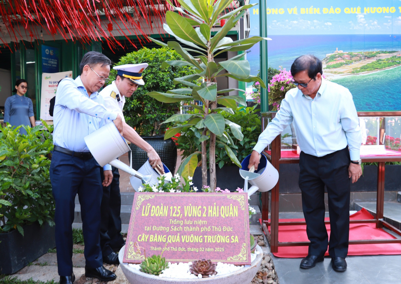 Khánh thành biểu tượng Cột mốc chủ quyền đảo Trường Sa tại Đường sách  -0