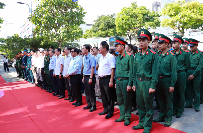 Khánh thành biểu tượng Cột mốc chủ quyền đảo Trường Sa tại Đường sách  -0