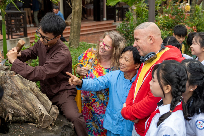 Du khách hào hứng tham gia Lễ hội làng mộc hơn 500 năm tuổi ở Hội An -1