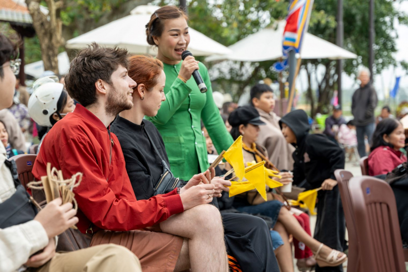 Du khách hào hứng tham gia Lễ hội làng mộc hơn 500 năm tuổi ở Hội An -0