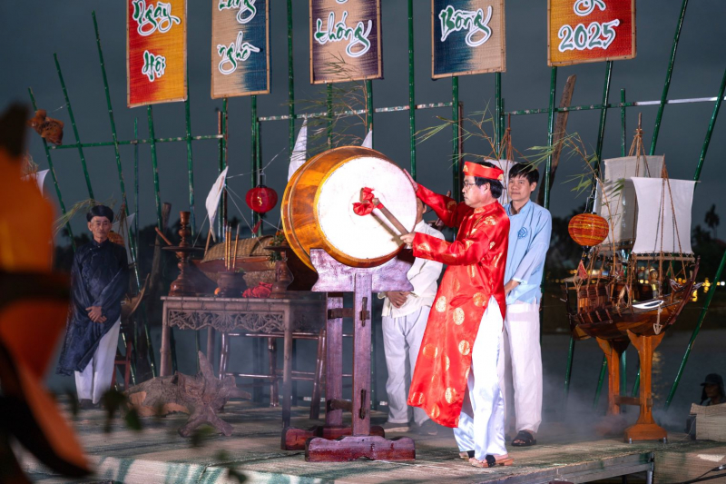 Du khách hào hứng tham gia Lễ hội làng mộc hơn 500 năm tuổi ở Hội An -1