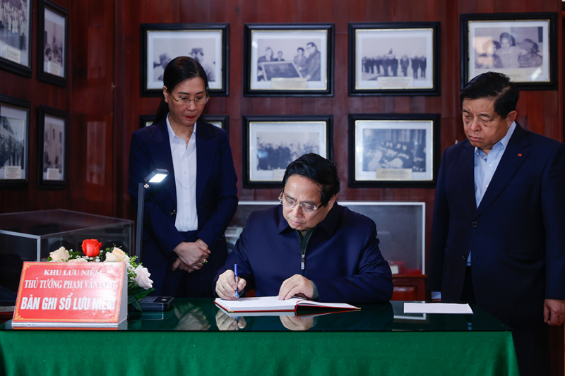 Thủ tướng Phạm Minh Chính dâng hương tại khu lưu niệm đồng chí Phạm Văn Đồng -1