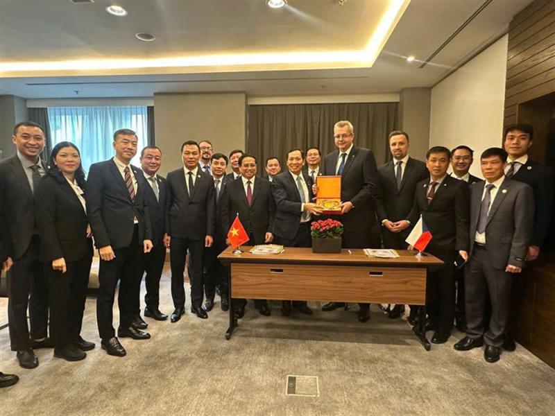 Deputy Minister Le Van Tuyen visits Czech Republic -0