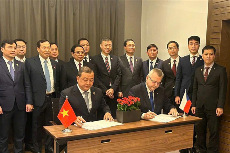 Deputy Minister Le Van Tuyen visits Czech Republic -0