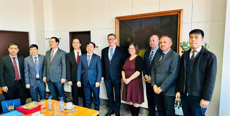Deputy Minister Le Van Tuyen visits Czech Republic -0