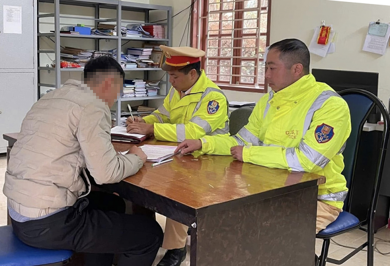 Tài xế ô tô tải chở khách du lịch trên thùng xe ở Mộc Châu -0