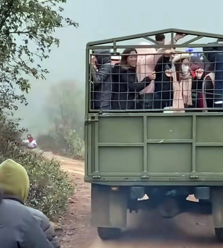 Tài xế ô tô tải chở khách du lịch trên thùng xe ở Mộc Châu -0