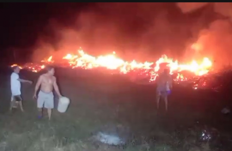 Xách từng xô nước dập đám cháy bãi rác tự phát đe dọa khu dân cư -0