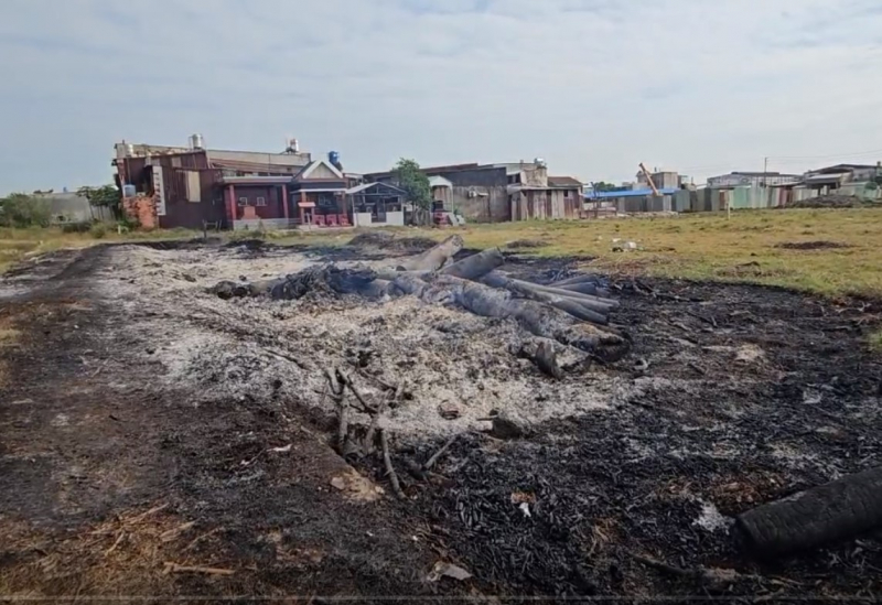 Xách từng xô nước dập đám cháy bãi rác tự phát đe dọa khu dân cư -0