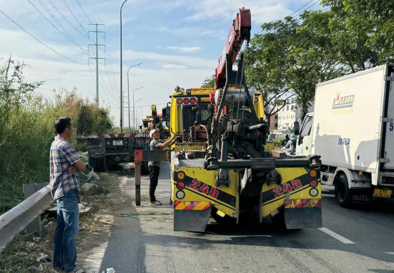 Người dân giải cứu tài xế xe đầu kéo mắc kẹt trong cabin -0