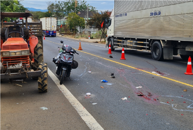 Vượt xe công nông tông vào xe tải, 2 người đi xe máy tử vong -0