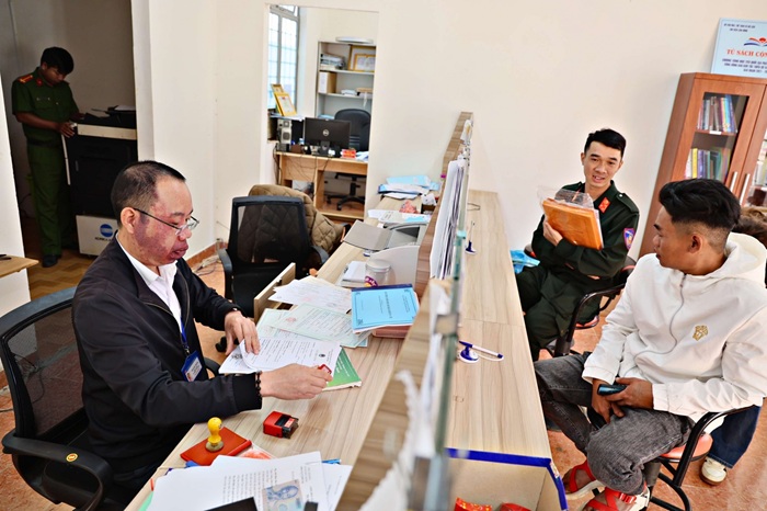 Hai năm không có con dấu hợp pháp, xã có 3 tên được cấp lại dấu mới -0