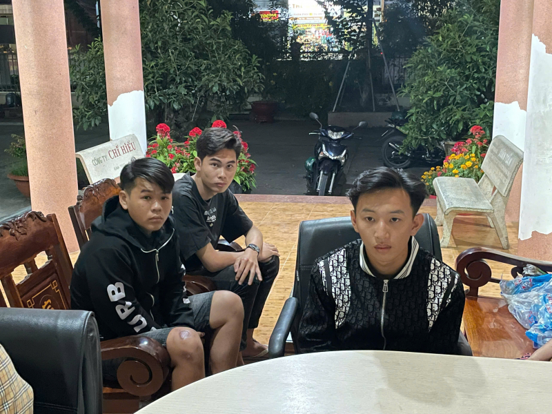 Mâu thuẫn trên mạng xã hội, 3 đối tượng đuổi chém người rồi cướp xe -0