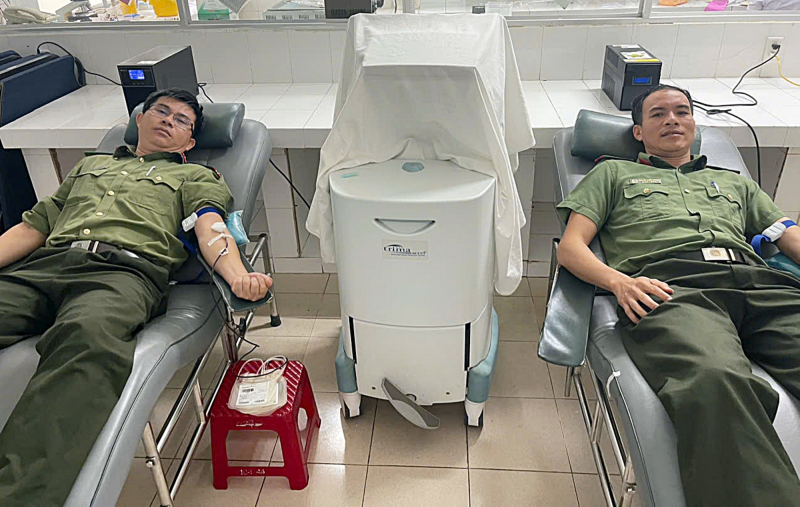Cán bộ Công an liên tục hiến máu cứu cụ ông bị suy thận mạn tính -0