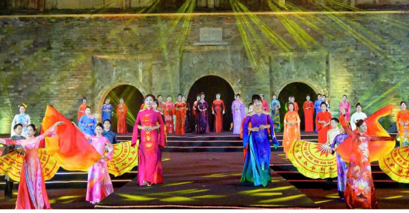 Tổ chức Lễ hội áo dài và diễu hành biểu dương phụ nữ CAND -0