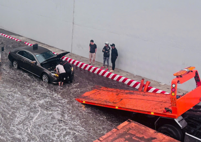 Hầm chui ngập nước gây ùn ứ giao thông do…rác thải, mưa lớn -0