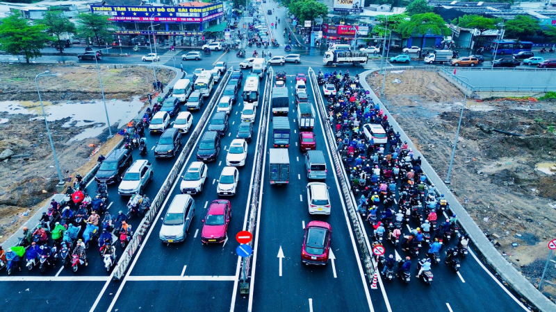 Hầm chui ngập nước gây ùn ứ giao thông do…rác thải, mưa lớn -0