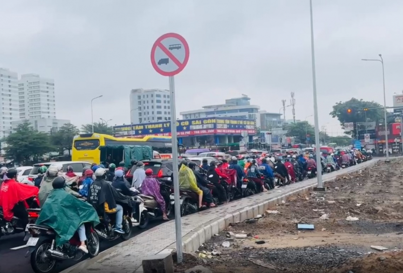 Hầm chui ngập nước gây ùn ứ giao thông do…rác thải, mưa lớn -2