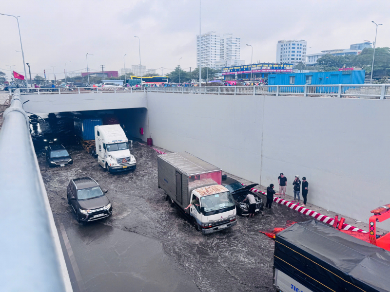 Hầm chui ngập nước gây ùn ứ giao thông do…rác thải, mưa lớn -1
