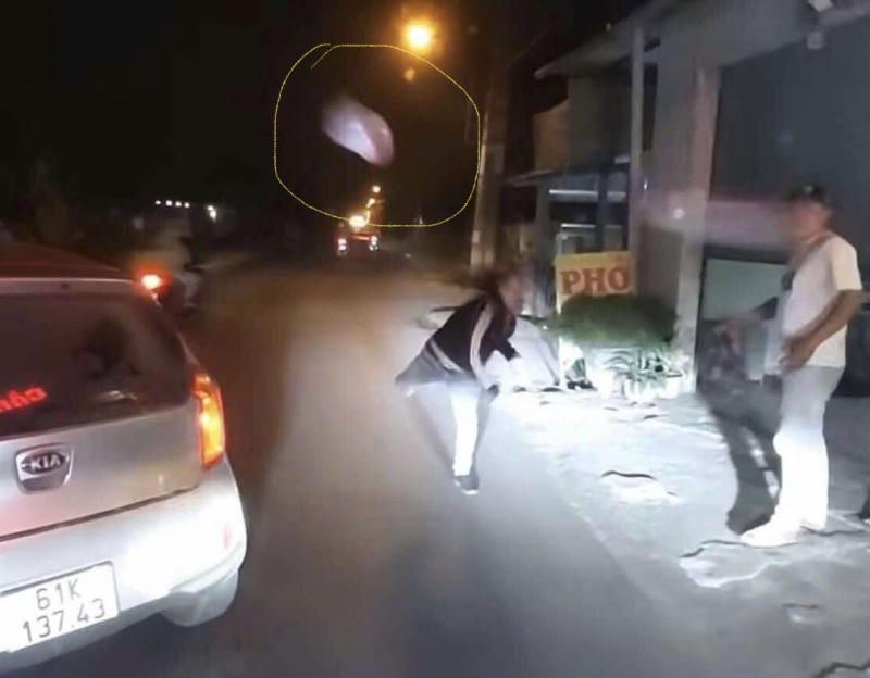 Triệu tập nhóm người hùng ho chặn xe ném đá vào ô tô -0