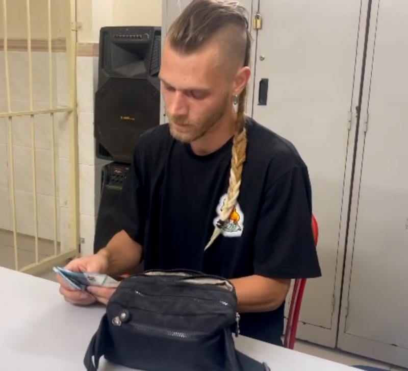 Du khách Bỉ được Công an hỗ trợ tìm lại tài sản để quên trên taxi -0