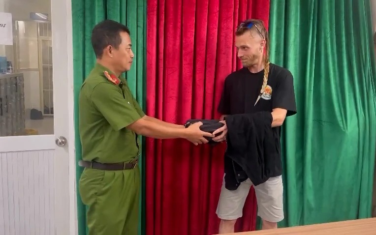 Du khách Bỉ được Công an hỗ trợ tìm lại tài sản để quên trên taxi -0