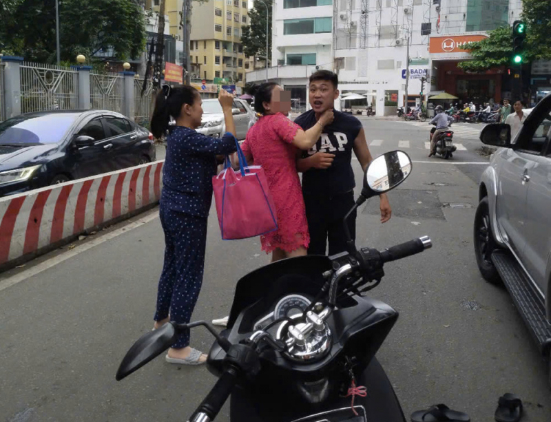 Đề nghị truy tố tài xế ô tô đánh người giữa đường trước cổng bệnh viện -0