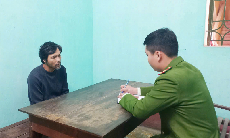 Đầu óc hoang tưởng, gã đàn ông cầm dao đe dọa người khác -0