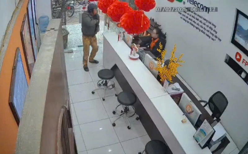 Đầu óc hoang tưởng, gã đàn ông cầm dao đe dọa người khác -0