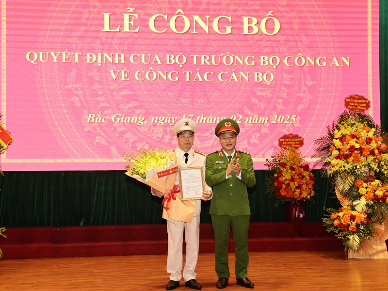 trung tướng nguyễn văn long - thứ trưởng bộ công an trao quyết định điều động, bổ nhiệm đại tá nguyễn quang vinh giữ chức vụ giám đốc công an tỉnh bắc giang.jpg -0