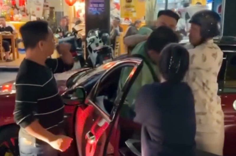 Công an xác minh, làm rõ vụ người đàn ông lái ôtô đánh grab -0