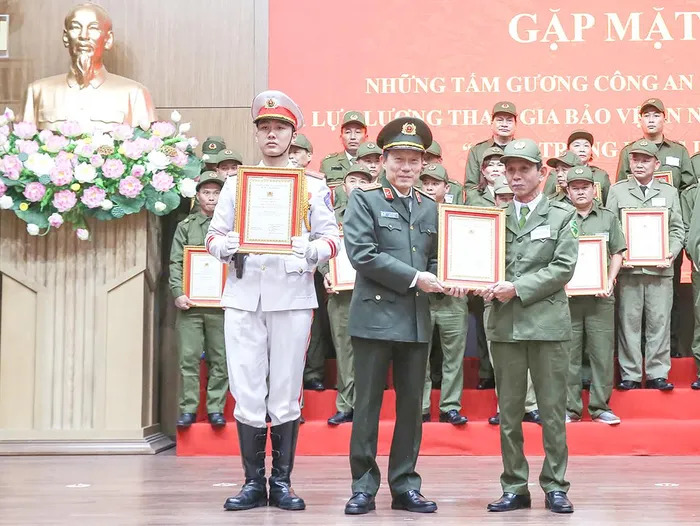 Gặp Tổ trưởng Tổ bảo vệ ANTT khu phố tiêu biểu -0