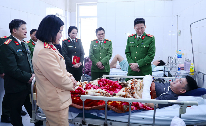 Thăm hỏi, động viên Đại úy Công an bị thương khi đang làm nhiệm vụ -0