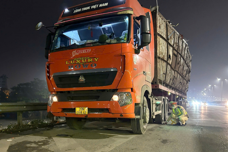 Tài xế đầu kéo chở hàng cao ngất ngưởng, ngả nghiêng đi ra đường -0