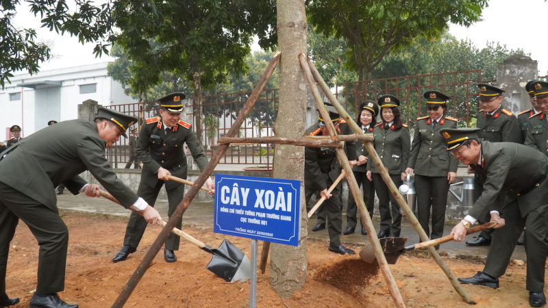 Lãnh đạo, cán bộ chiến sĩ các đơn vị phát động Tết trồng cây vì một Việt Nam xanh -0