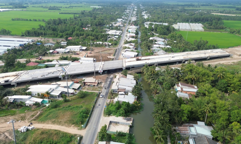 Đẩy nhanh tiến độ thi công các cao tốc ở miền Tây -1