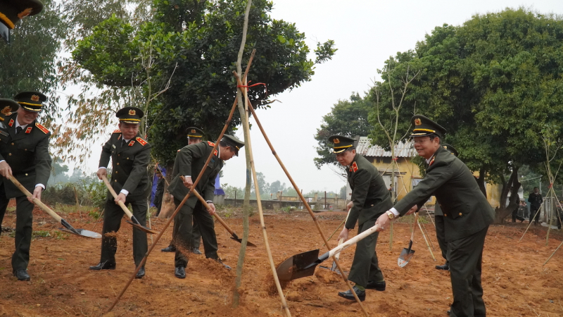 Lãnh đạo, cán bộ chiến sĩ các đơn vị phát động Tết trồng cây vì một Việt Nam xanh -0