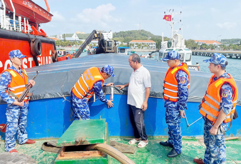 Bắt giữ sà lan vận chuyển 100 tấn phân đạm trái phép trên vùng biển Tây Nam -0