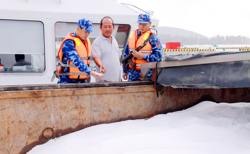 Bắt giữ sà lan vận chuyển 100 tấn phân đạm trái phép trên vùng biển Tây Nam -0