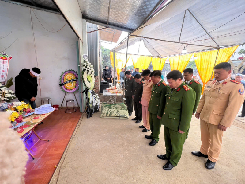 Thăm viếng, chia buồn và hỗ trợ gia đình các nạn nhân gặp tai nạn ở Yên Châu -0