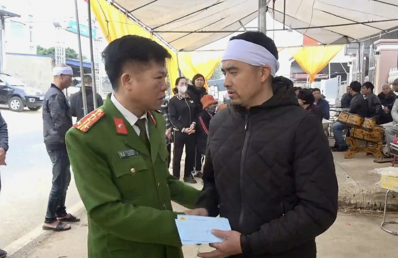 Thăm viếng, chia buồn và hỗ trợ gia đình các nạn nhân gặp tai nạn ở Yên Châu -0