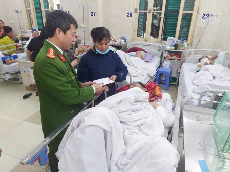 Thăm viếng, chia buồn và hỗ trợ gia đình các nạn nhân gặp tai nạn ở Yên Châu, Sơn La -0