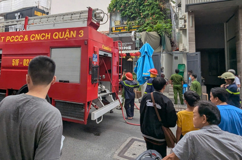 Cứu bé trai 10 tuổi thoát khỏi vụ cháy căn nhà trong hẻm -0