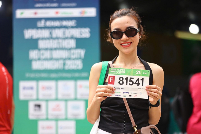 Chật kín runner xếp hàng nhận Bib VPBank VnExpress Marathon Ho Chi Minh City Midnight -0