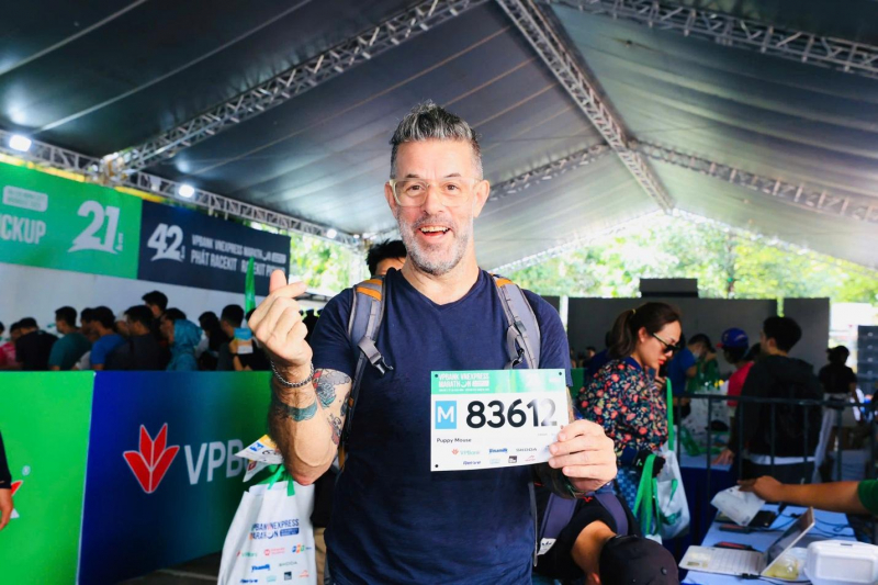 Chật kín runner xếp hàng nhận Bib VPBank VnExpress Marathon Ho Chi Minh City Midnight -0