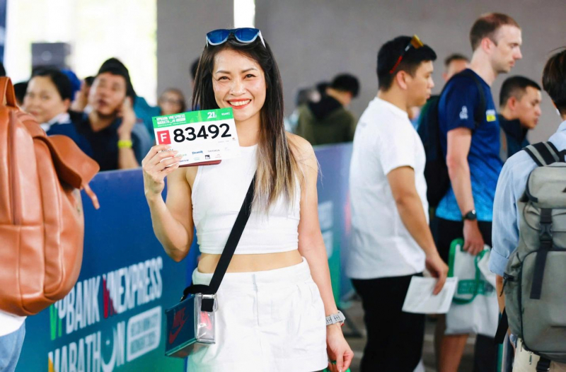 Chật kín runner xếp hàng nhận Bib VPBank VnExpress Marathon Ho Chi Minh City Midnight -0